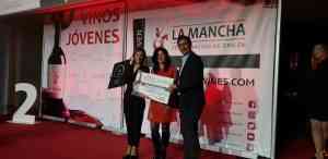 Caballero ha entregado el premio Solidario “Jóvenes 2021 Comunicación” a la periodista Victoria Arnau