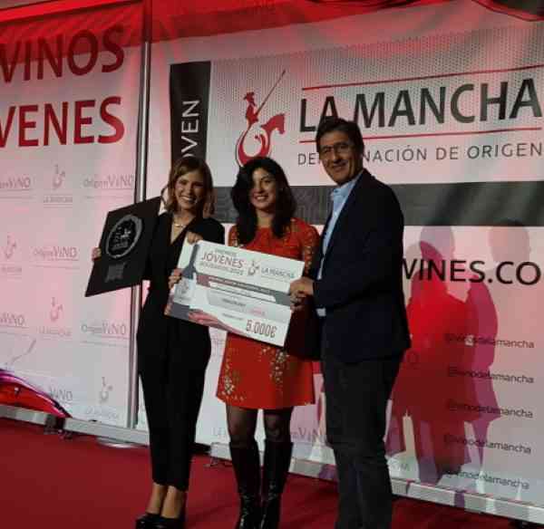 Caballero ha entregado el premio Solidario “Jóvenes 2021 Comunicación” a la periodista Victoria Arnau