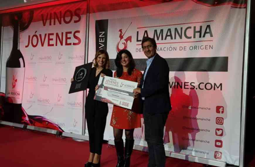 Caballero ha entregado el premio Solidario “Jóvenes 2021 Comunicación” a la periodista Victoria Arnau