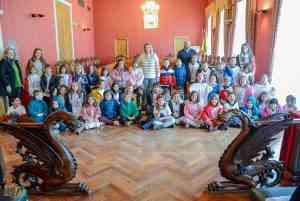 Alumnos del primer curso de Educación Primaria del CEIP Miguel de Cervantes han estado de visita en el ayuntamiento de Tomelloso