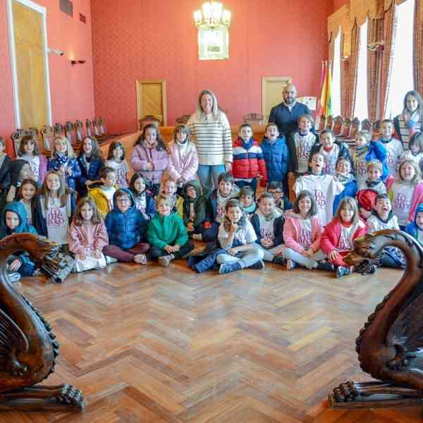 Alumnos del primer curso de Educación Primaria del CEIP Miguel de Cervantes han estado de visita en el ayuntamiento de Tomelloso