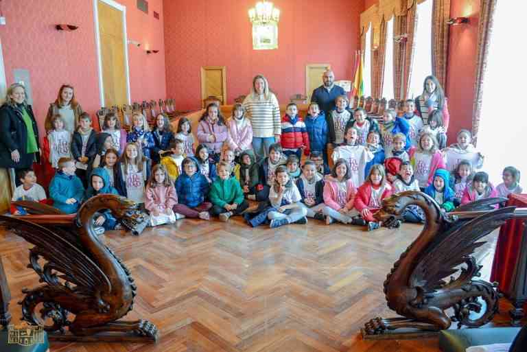 Alumnos del primer curso de Educación Primaria del CEIP Miguel de Cervantes han estado de visita en el ayuntamiento de Tomelloso