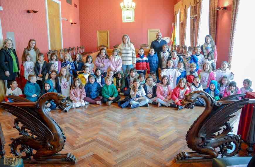 Alumnos del primer curso de Educación Primaria del CEIP Miguel de Cervantes han estado de visita en el ayuntamiento de Tomelloso