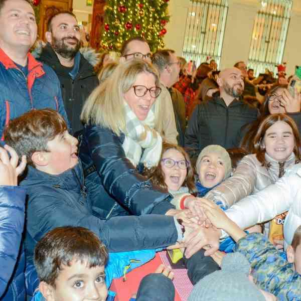 La Navidad ha llegado a Tomelloso con el  encendido oficial de la iluminación navideña y un  espectacular árbol navideño