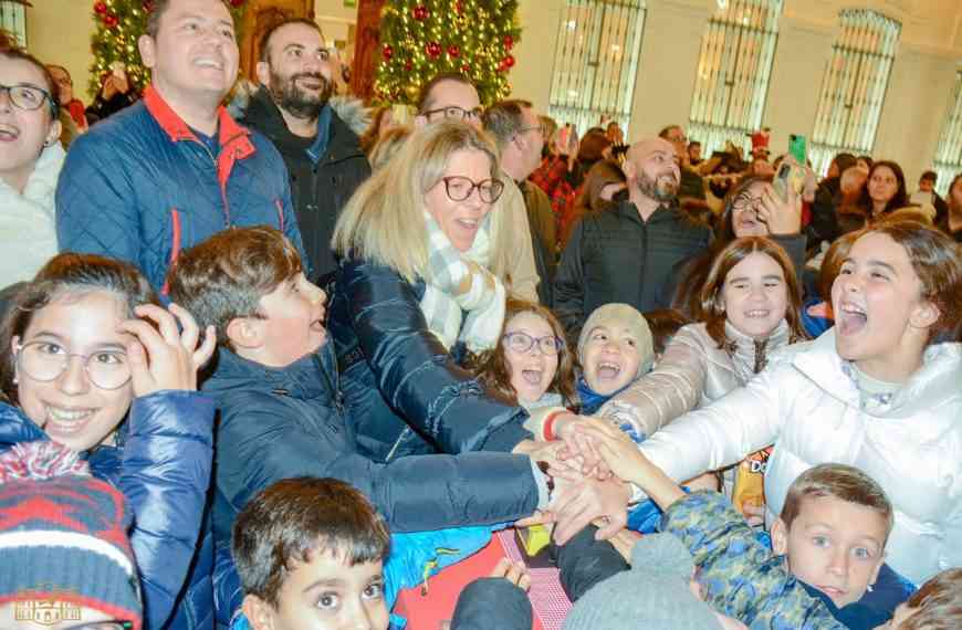 La Navidad ha llegado a Tomelloso con el  encendido oficial de la iluminación navideña y un  espectacular árbol navideño