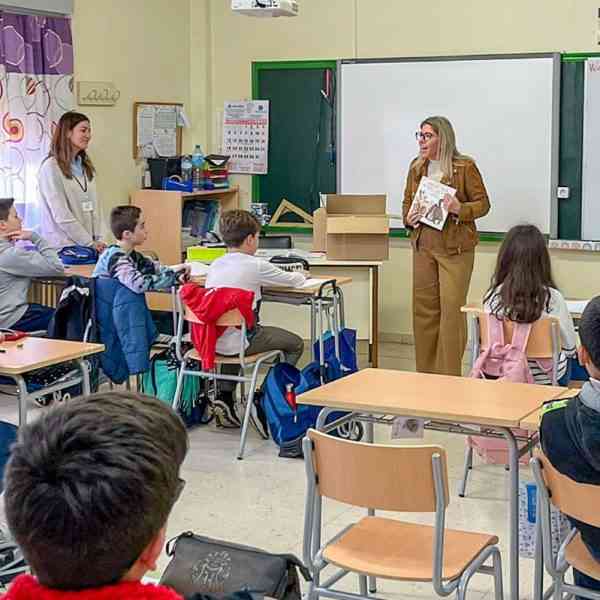 Reparten el libro “Caricia, Brisa y Soletón, Tomelloso de excursión” en los colegios de Tomelloso