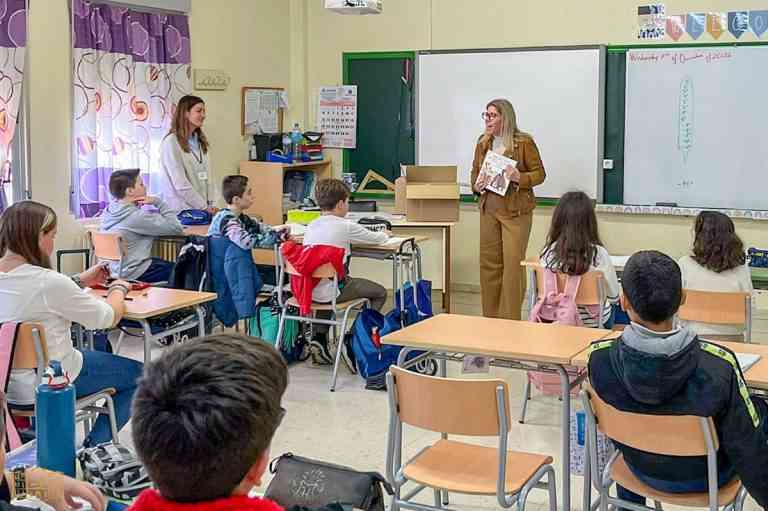 Reparten el libro “Caricia, Brisa y Soletón, Tomelloso de excursión” en los colegios de Tomelloso