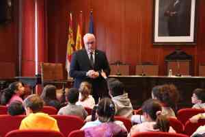 Alumnado del colegio ‘Tierno Galván’ y del  IES Azuer visitaron el ayuntamiento de Manzanares