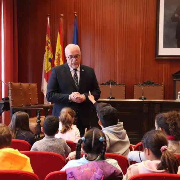 Alumnado del colegio ‘Tierno Galván’ y del  IES Azuer visitaron el ayuntamiento de Manzanares