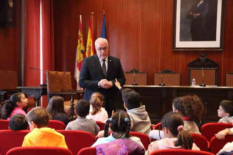 Alumnado del colegio ‘Tierno Galván’ y del  IES Azuer visitaron el ayuntamiento de Manzanares