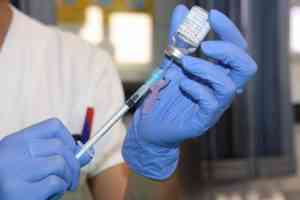 Vacunación de COVID y Gripe Sin Cita Previa para Mayores de 18 Años Comienza Esta Semana en C-LM