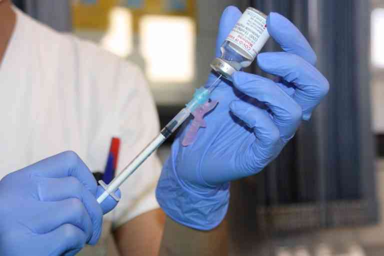 Vacunación de COVID y Gripe Sin Cita Previa para Mayores de 18 Años Comienza Esta Semana en C-LM