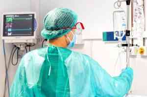 Cantidad de casos nuevos de COVID-19 y fallecidos entre personas mayores de 60 años registrados por C-LM del 16 al 22 de enero