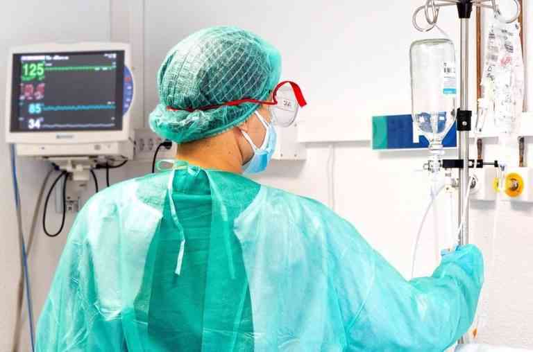 Cantidad de casos nuevos de COVID-19 y fallecidos entre personas mayores de 60 años registrados por C-LM del 16 al 22 de enero