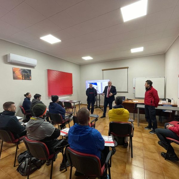 El alcalde Julián Nieva saluda a los 10 nuevos bomberos recién incorporados a la provincia de Ciudad Real que están cursando su formación inicial.