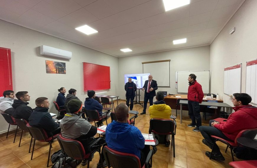 El alcalde Julián Nieva saluda a los 10 nuevos bomberos recién incorporados a la provincia de Ciudad Real que están cursando su formación inicial.