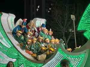 La Cabalgata de Reyes ha desbordado de alegría e ilusión a numerosas familias conquenses que disfrutaron esta especial ocasión