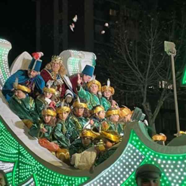 La Cabalgata de Reyes ha desbordado de alegría e ilusión a numerosas familias conquenses que disfrutaron esta especial ocasión