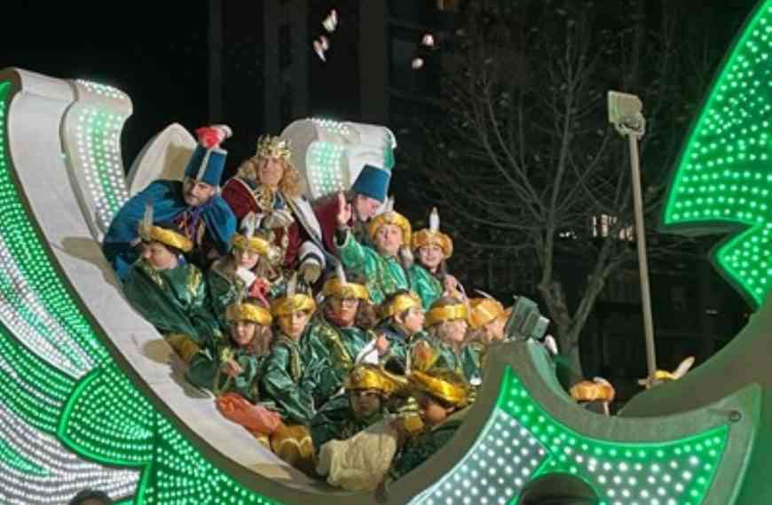 La Cabalgata de Reyes ha desbordado de alegría e ilusión a numerosas familias conquenses que disfrutaron esta especial ocasión