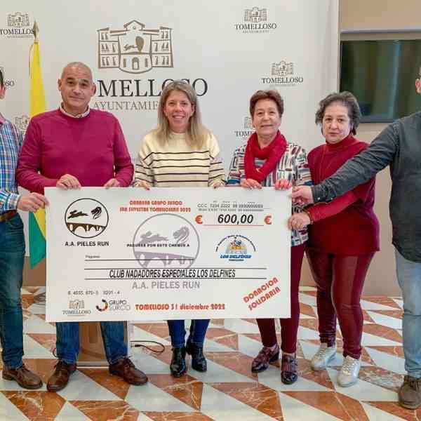 Entregan cheque simbólico de 600 euros al Club de Nadadores Especiales “Los Delfines” recaudados en la carrera San Silvestre tomellosera