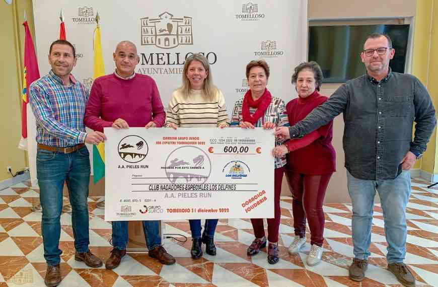 Entregan cheque simbólico de 600 euros al Club de Nadadores Especiales “Los Delfines” recaudados en la carrera San Silvestre tomellosera