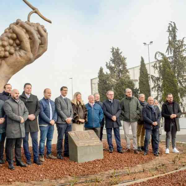 «Sergio Alonso Honra la Vida y la Gente de Tomelloso con una Escultura Inaugurada en la Entrada de la Ciudad»
