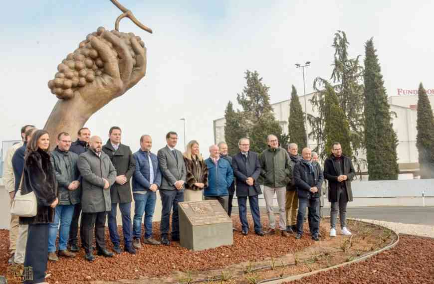 «Sergio Alonso Honra la Vida y la Gente de Tomelloso con una Escultura Inaugurada en la Entrada de la Ciudad»