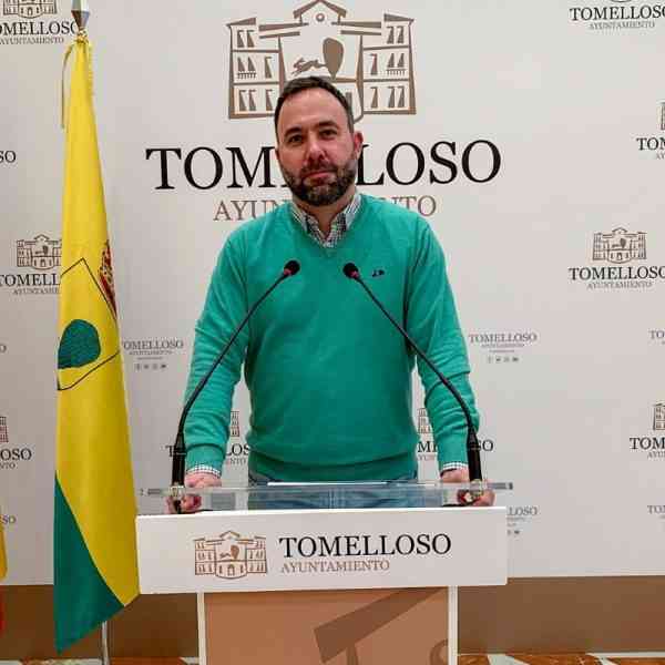 Solicitud de cese de la edición y reparto de la Revista Municipal de Tomelloso por parte del portavoz del PP debido a su carácter promocional de la alcaldesa.