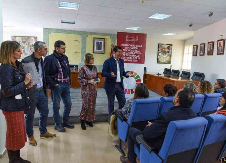 14 Participantes del Curso de Actividades de Gestión Administrativa en Santa Cruz de Mudela Reciben sus Diplomas