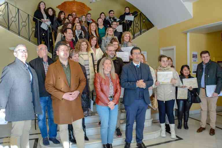 Los participantes del programa Promueve VI reciben sus certificados tras completar los cursos en Tomelloso