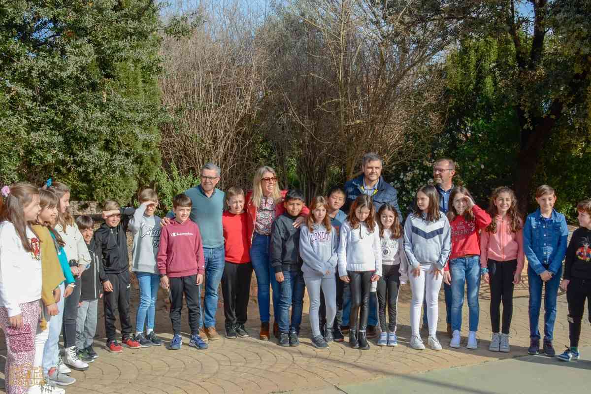 En Tomelloso, estudiantes celebran el Día del Árbol al plantar diversas especies vegetales en áreas verdes.