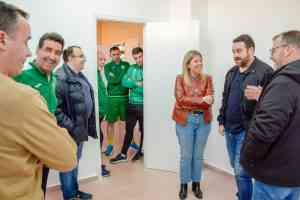 La alcaldesa de Tomelloso entrega las llaves de la nueva sede social del equipo de Fútbol Sala a sus responsables