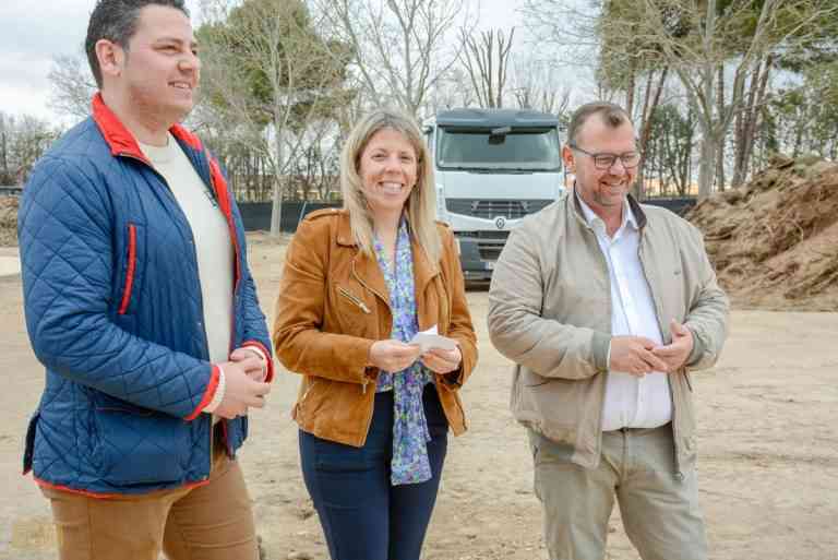 Comienzan las labores de renovación completa del césped de la piscina municipal de Tomelloso con una inversión de 300,000 euros.
