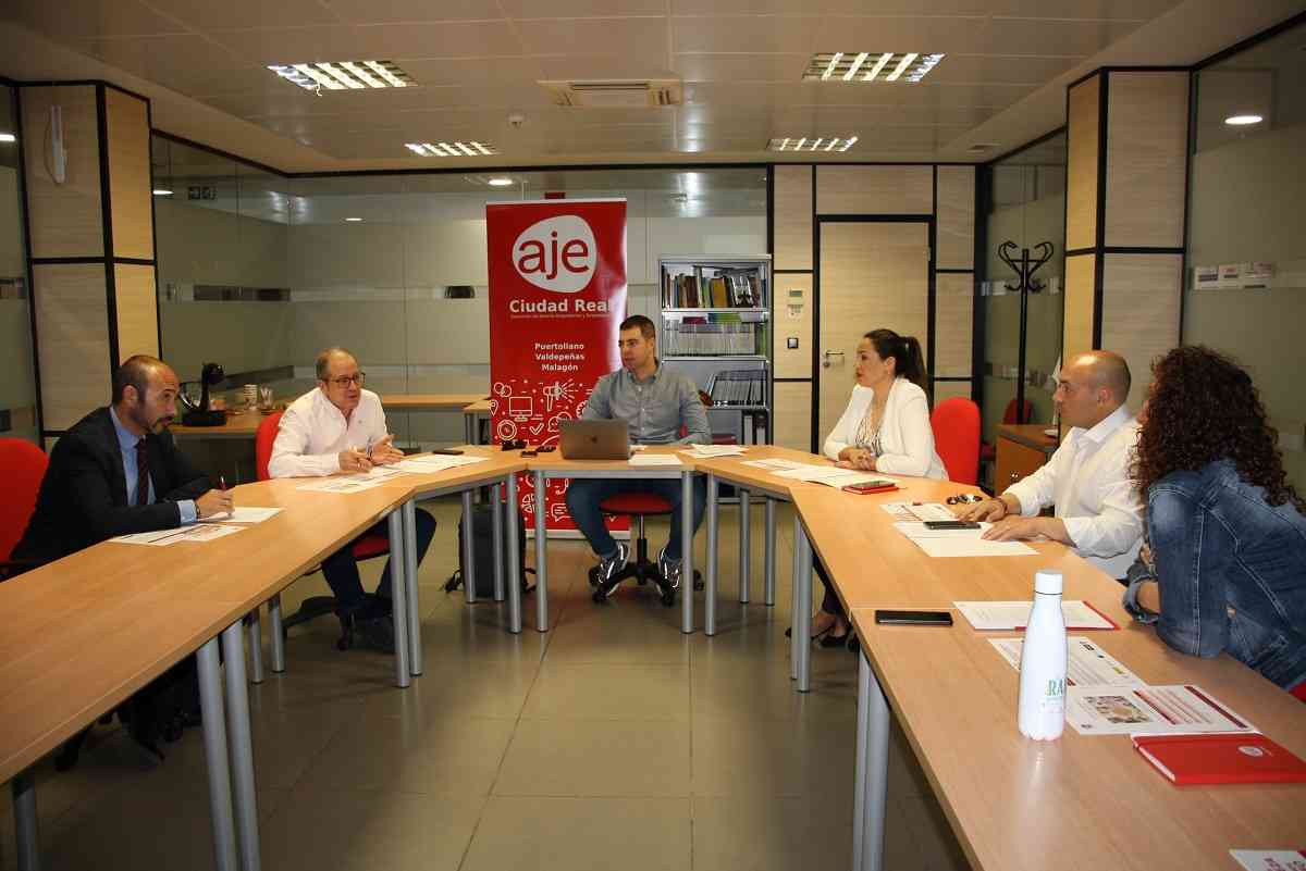 AJE evalúa las propuestas de emprendimiento de los IES de la provincia en el I Concurso Aula Pro Emprende.