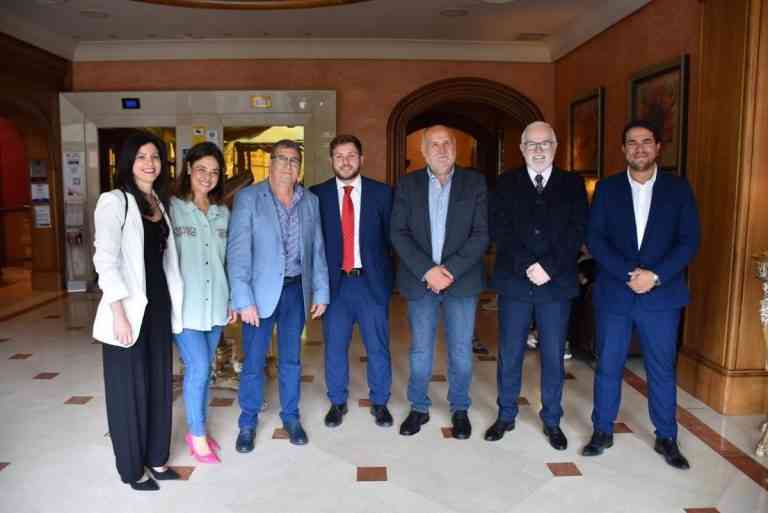 Nacho Hernando es galardonado con el premio de honor ‘Quijotaxi’ por la Asociación de Taxistas de Ciudad Real.