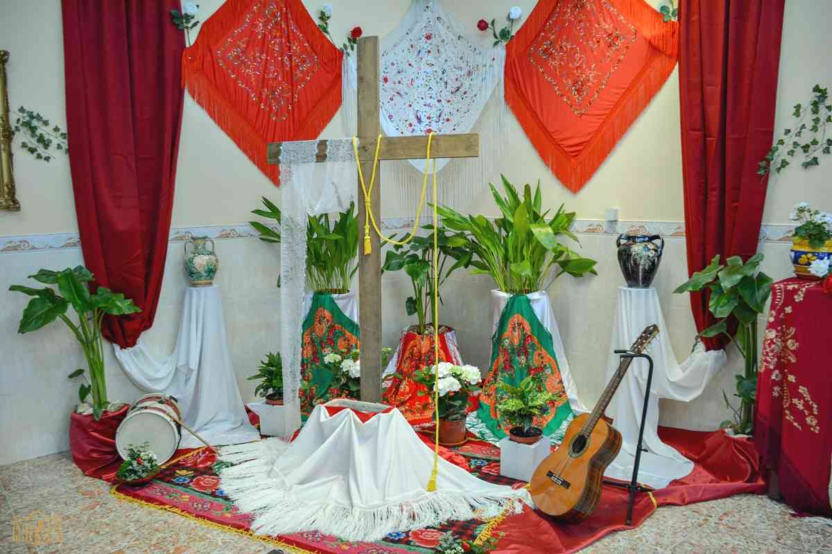 Título: Participa en el Concurso Local de Cruces de Mayo de Tomelloso y gana premios de hasta 500 euros Descripción: ¡Ven y demuestra tu creatividad en el Concurso Local de Cruces de Mayo de Tomelloso! Podrás ganar premios en efectivo de hasta 500 euros para los tres primeros clasificados. ¡No pierdas esta oportunidad de mostrar tu talento y llevar a cabo una tradición única!