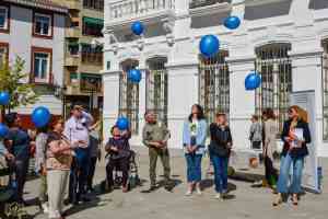 Celebrado un evento en la Plaza de España de Tomelloso para conmemorar el Día Mundial del Parkinson el 11 de abril.