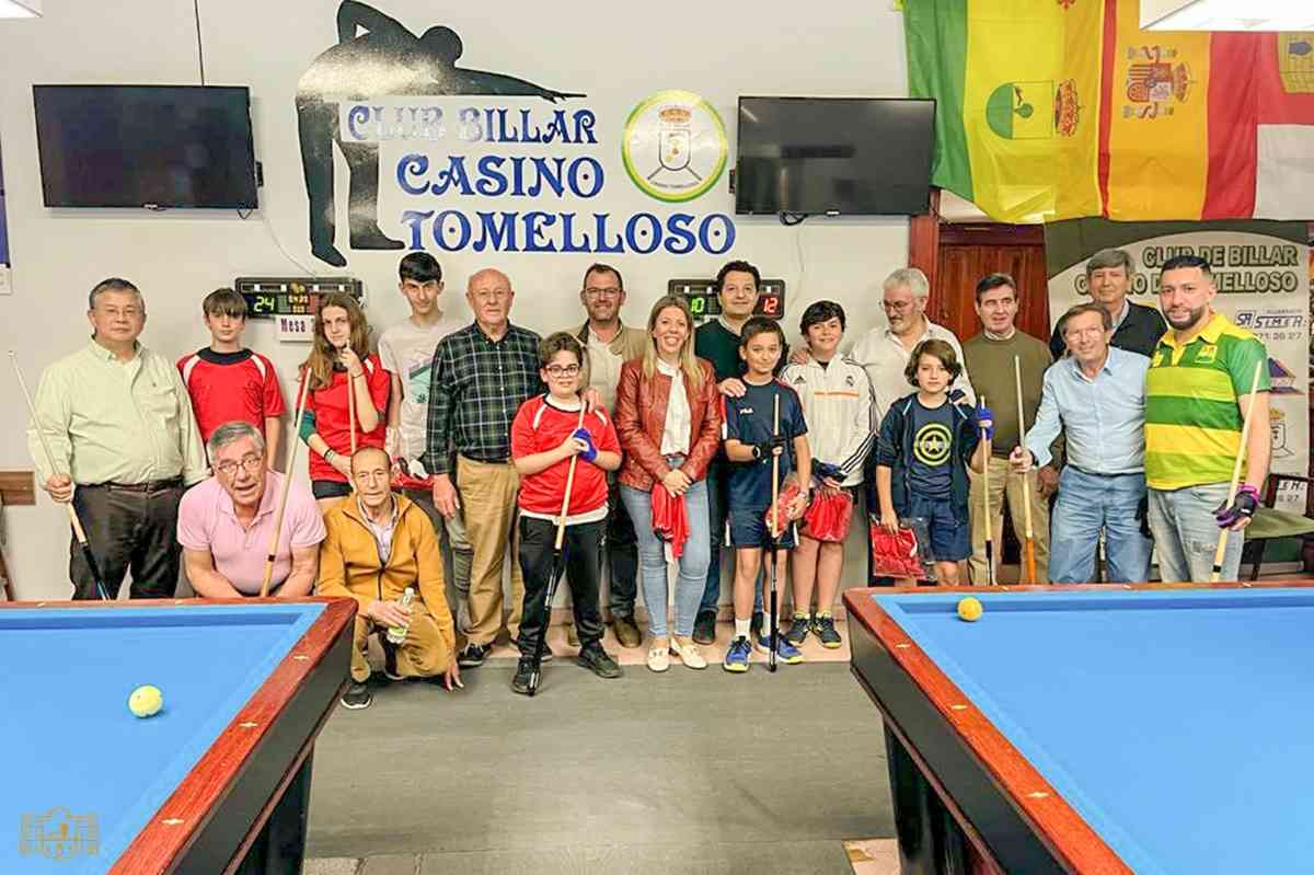 Funcionarios locales participan en el entrenamiento de la Escuela de Billar del Club Billar Casino de Tomelloso.