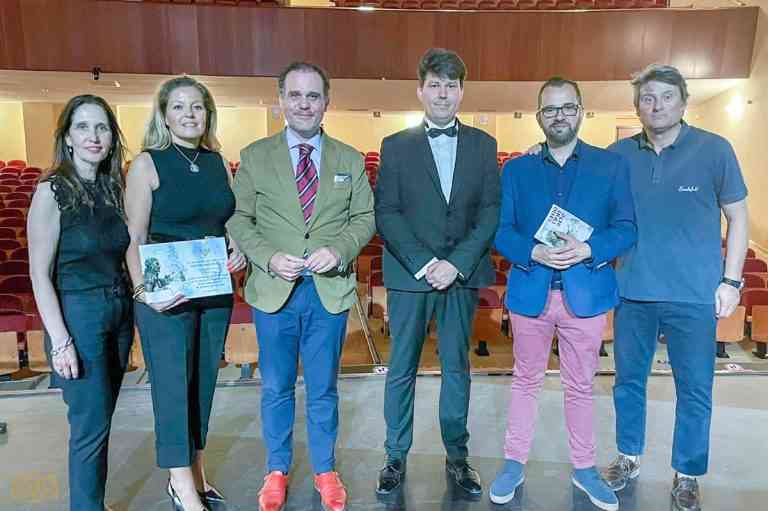 El concejal de Tomelloso Raúl Zatón asiste a la presentación de El Orfeón de La Mancha en el Teatro de Alcázar.