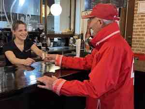 La Cruz Roja de Ciudad Real distribuye monodosis de aceite en bares y restaurantes para fomentar la inclusión y la diversidad.