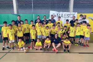 El alcalde de Tomelloso visita a los participantes del I Campus MAESCE de Fútbol Sala para chicos y chicas de 6 a 16 años