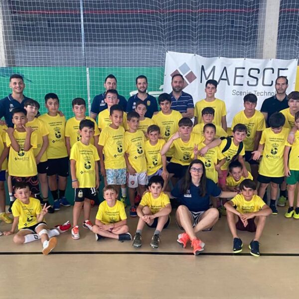 El alcalde de Tomelloso visita a los participantes del I Campus MAESCE de Fútbol Sala para chicos y chicas de 6 a 16 años