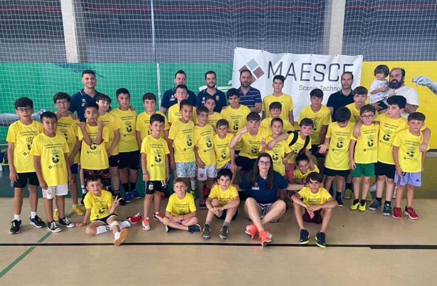 El alcalde de Tomelloso visita a los participantes del I Campus MAESCE de Fútbol Sala para chicos y chicas de 6 a 16 años