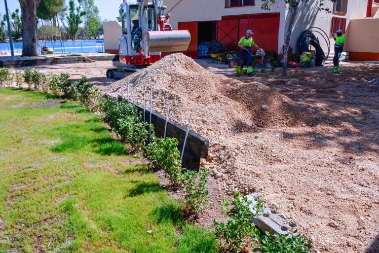 La apertura de la piscina municipal de verano de Tomelloso anunciada para mañana se pospone debido al lamentable estado del césped.