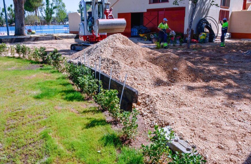 La apertura de la piscina municipal de verano de Tomelloso anunciada para mañana se pospone debido al lamentable estado del césped.