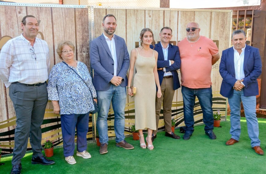 El alcalde asistió a la celebración del 60º Aniversario de Bodegas San José en Tomelloso, entregando reconocimientos.