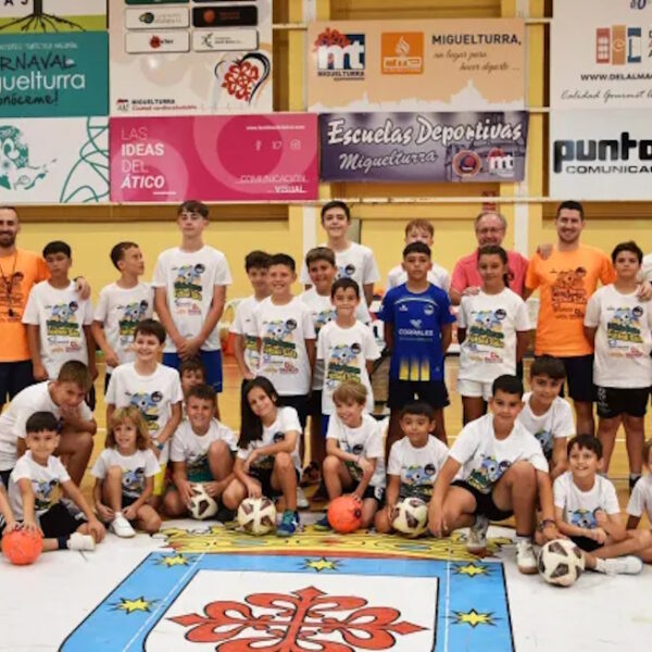 Finaliza exitosamente el campamento de verano de fútbol sala para niños de edades entre 6 y 14 años en el Pabellón Municipal Ernesto Arévalo de Miguelturra.