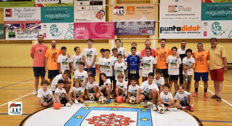 Finaliza exitosamente el campamento de verano de fútbol sala para niños de edades entre 6 y 14 años en el Pabellón Municipal Ernesto Arévalo de Miguelturra.