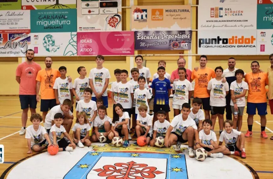 Finaliza exitosamente el campamento de verano de fútbol sala para niños de edades entre 6 y 14 años en el Pabellón Municipal Ernesto Arévalo de Miguelturra.
