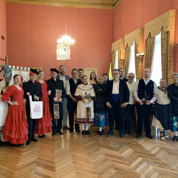 El Festival del Mayo Manchego de Tomelloso celebró el grupo folclórico Virgen de las Viñas con grupos participantes de Toledo y Granada